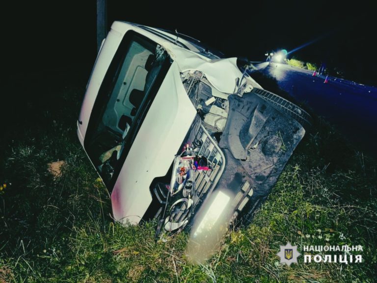 На Косівщині мікроавтобус на смерть збив пішохода, а після – зʼїхав у кювет (ФОТО)