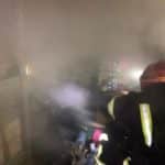 рятувальники гасять пожежу складу на Хмельницького
