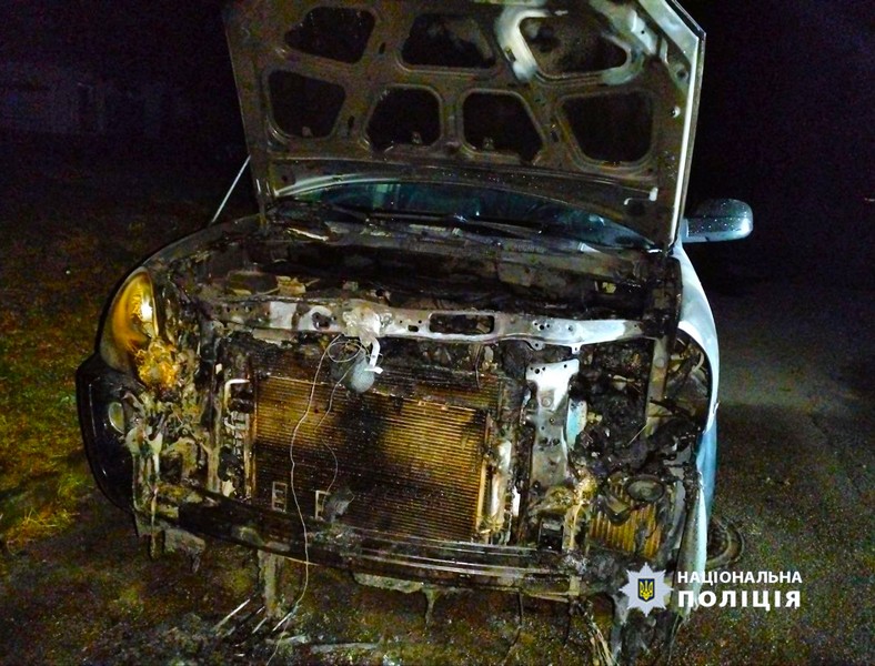 На Довженка чоловік підпалив авто (ФОТО)