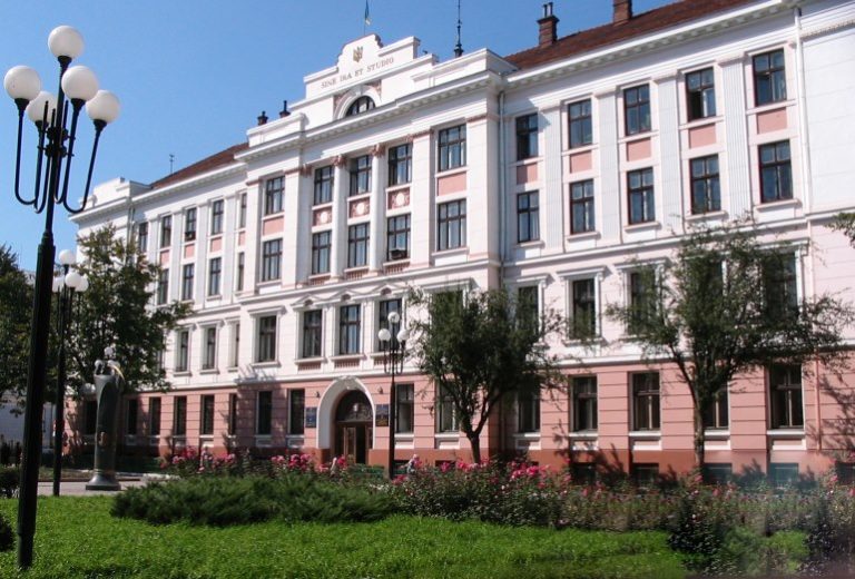 У залі судових засідань Франківського міськсуду знайшли пристрій для прослуховування