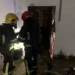 рятувальники гасять пожежу складу на Хмельницького