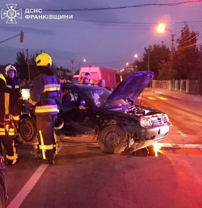 У Крихівцях та Марківцях зіткнулися седани – на місці працювали рятувальники (ФОТО)