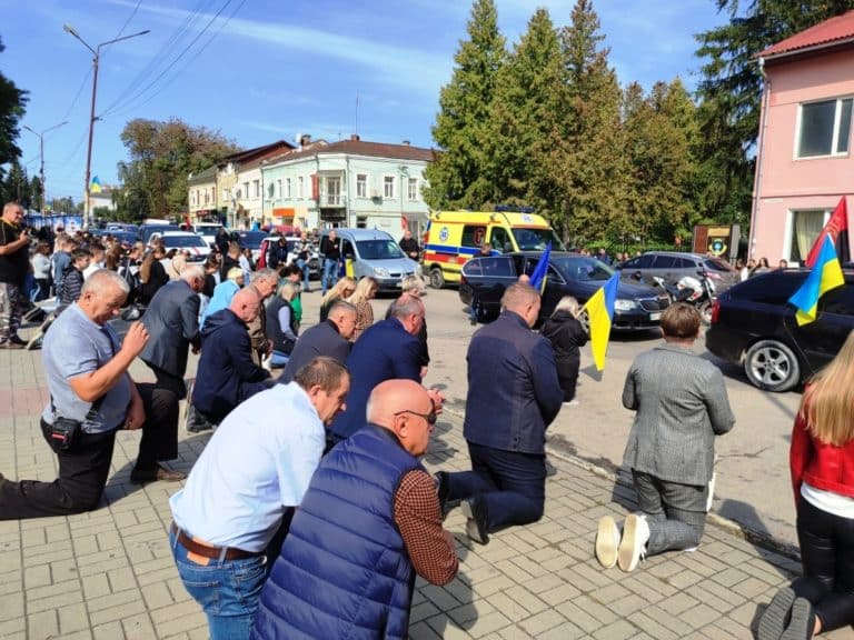 У Тлумачі  на колінах зустріли загиблого захисника Вадима Байжанова (ФОТО)