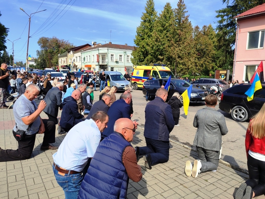 У Тлумачі  на колінах зустріли загиблого захисника Вадима Байжанова (ФОТО)