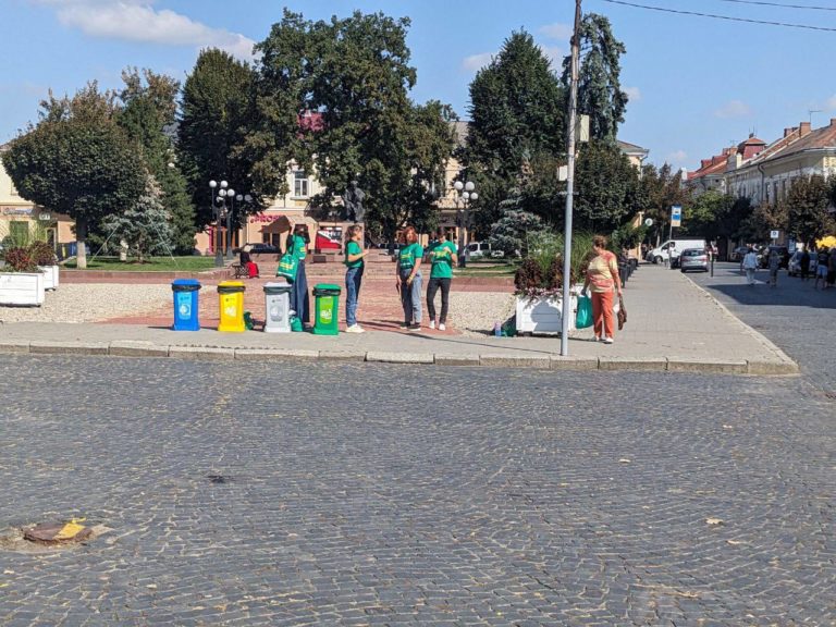 Студенти Української Академії Лідерства у Коломиї вчать мешканців сортувати сміття (ФОТО)