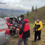надзвичайники рятують травмовану у лісі жінку