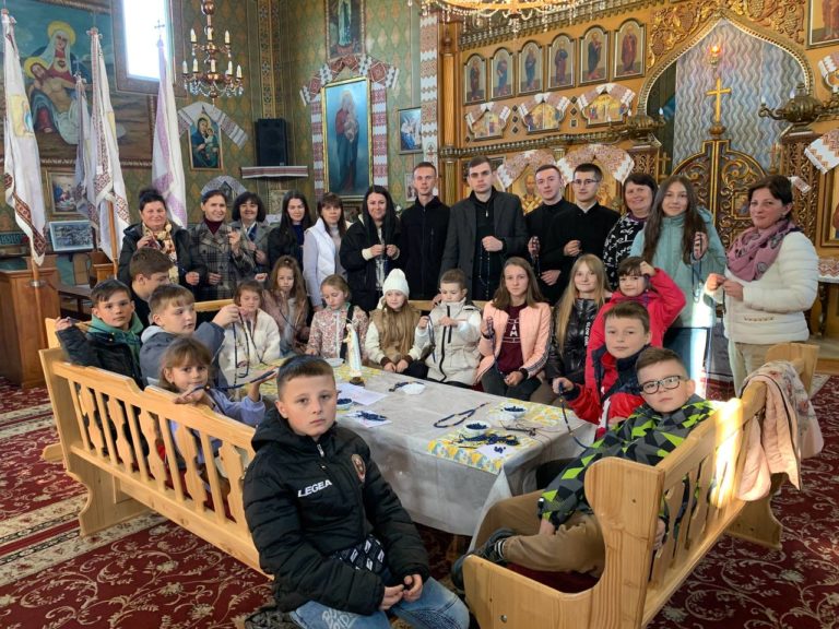У Тязеві діти з дорослими виготовляли вервиці для воїнів (ФОТО)
