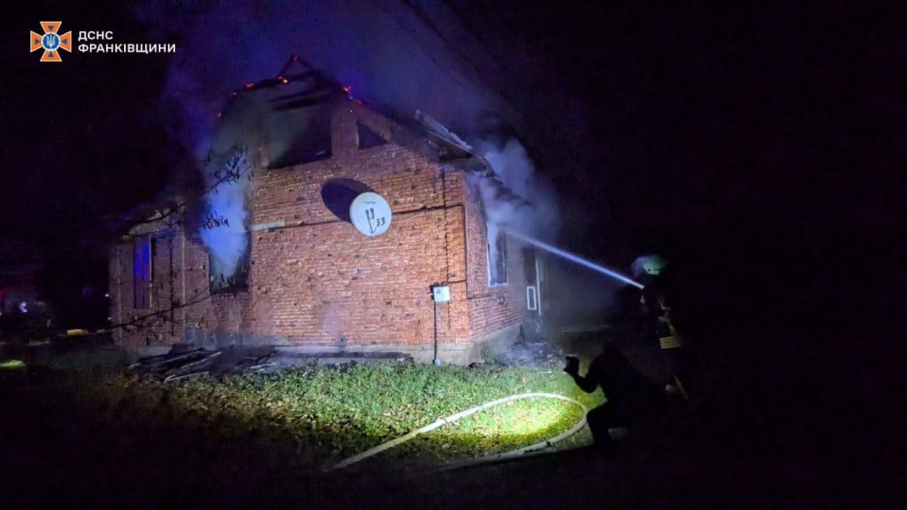 На пожежі будинку на Косівщині рятувальники знайшли тіло чоловіка (ФОТО)