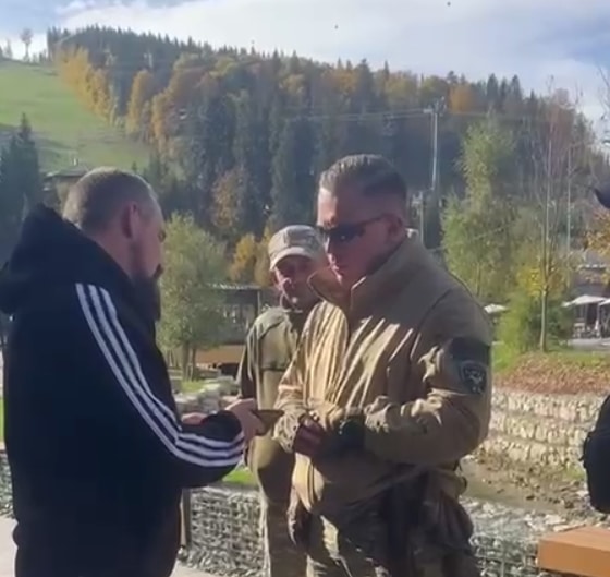 ТЦК дісталося Буковелю: у чоловіків перевіряють військово-облікові документи (ФОТО, ВІДЕО)