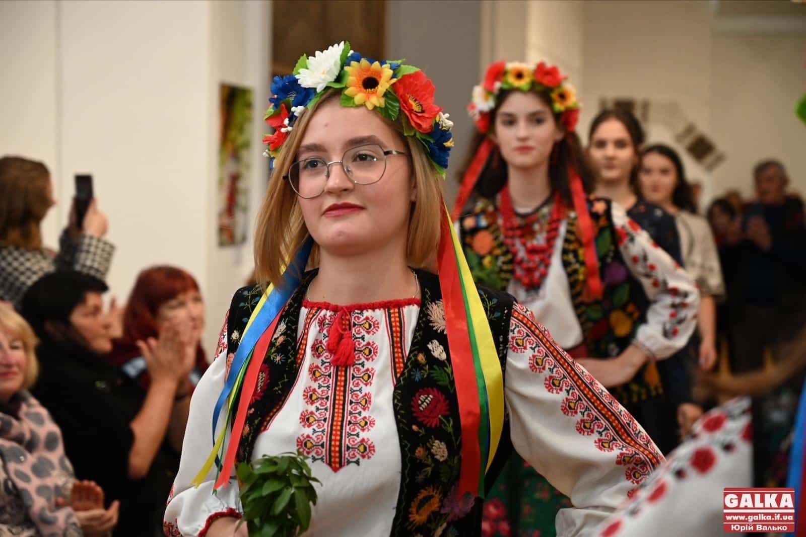 “Сила спадщини”. У Франківську за допомоги Blago дружини військових організували патріотичне дефіле та аукціон (ФОТОРЕПОРТАЖ)