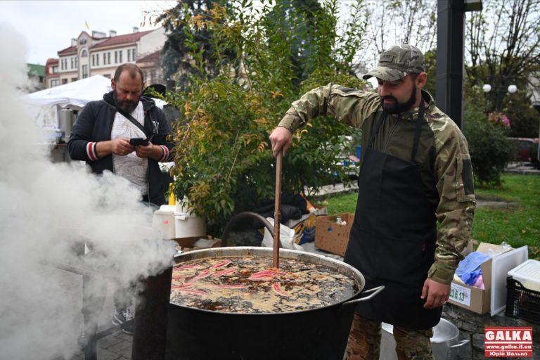 Ярмарки та страви на вогні: як у Франківську відзначають День захисників та захисниць (ФОТОРЕПОРТАЖ)