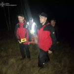 рятувальники транспортують тіло загиблого грибника