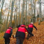 рятувальники на ношах зносять з гори травмовану жінку