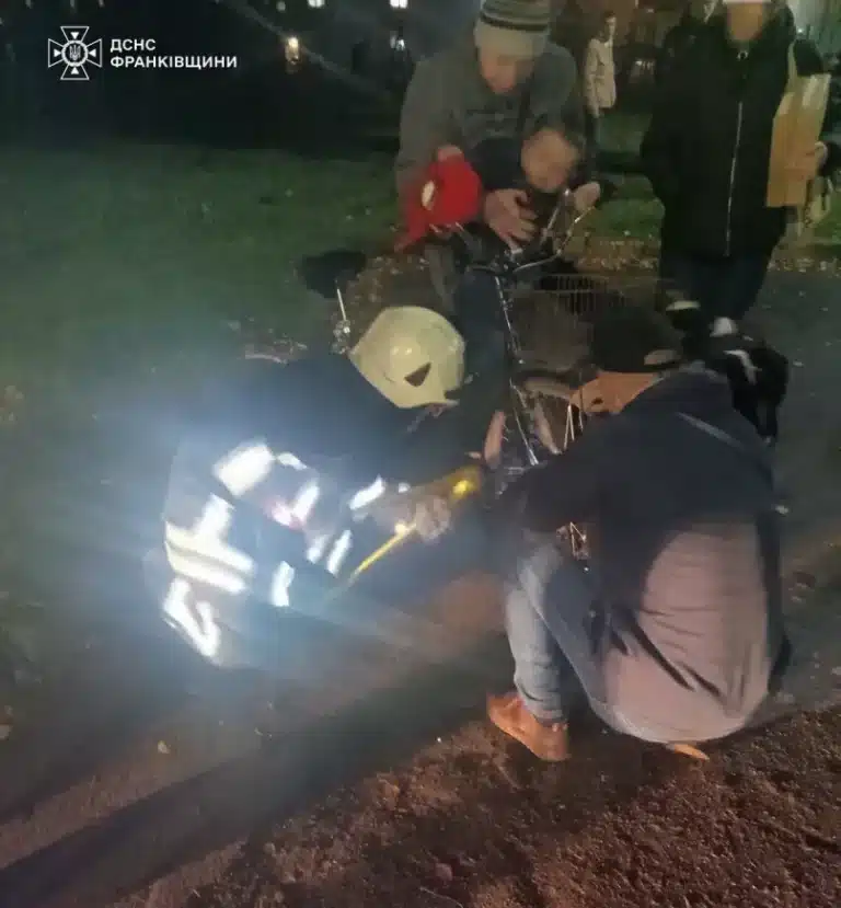 У Калуші нога трирічного хлопчика застрягла у велосипеді: допомогли рятувальники (ФОТО)