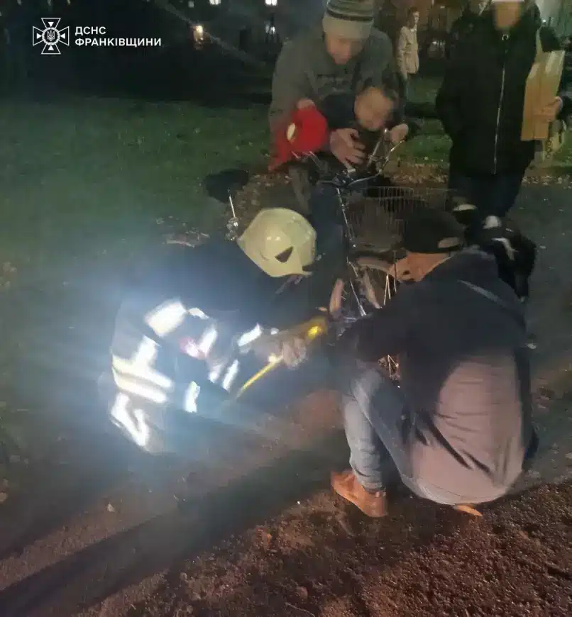 У Калуші нога трирічного хлопчика застрягла у велосипеді: допомогли рятувальники (ФОТО)