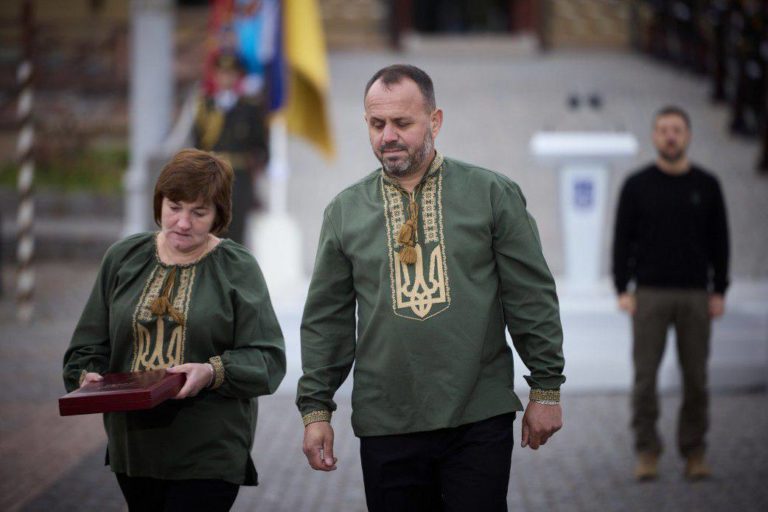 Президент вручив батькам полеглого Героя України Петра Федорчука з Верховинщини орден “Золота Зірка”