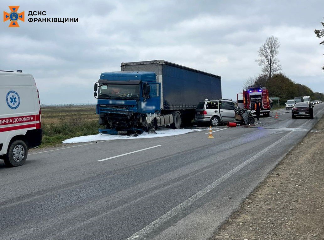 Фура та “Фольксваген” зіткнулися поблизу Тисменичан, загинув водій легковика (ВІДЕО, ФОТО, ДОПОВНЕНО)