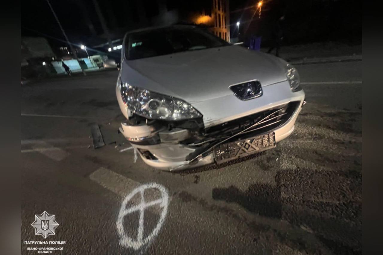 У Франківську водій «Пежо» врізався в інше «Пежо» та втік: він був без посвідчення (ФОТОФАКТ)