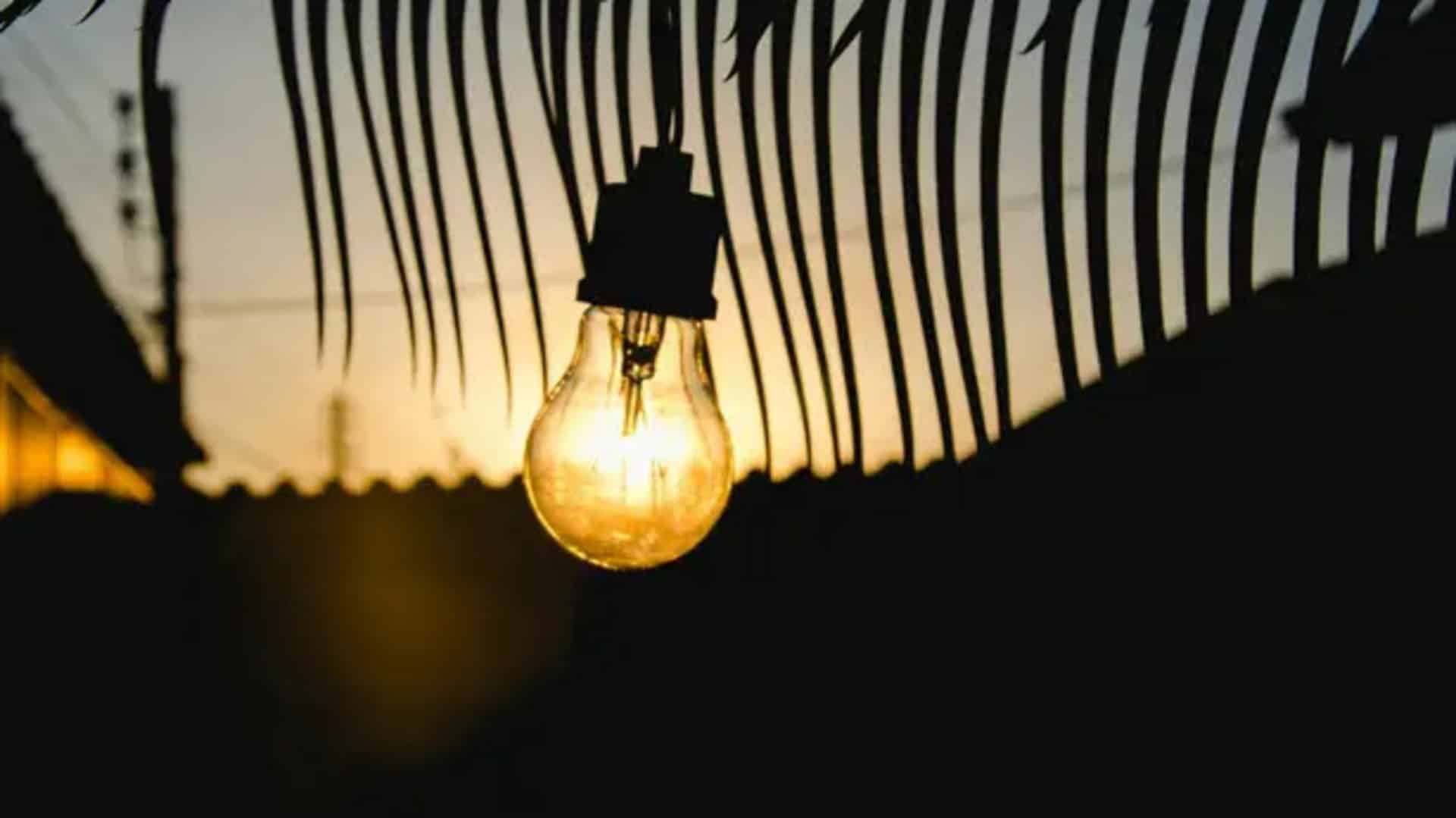 Графіки аварійних і погодинних знеструмлень — прикарпатські енергетики нагадують різницю