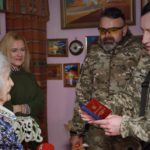 представники ГУР передають Ангелині Паламар відзнаку