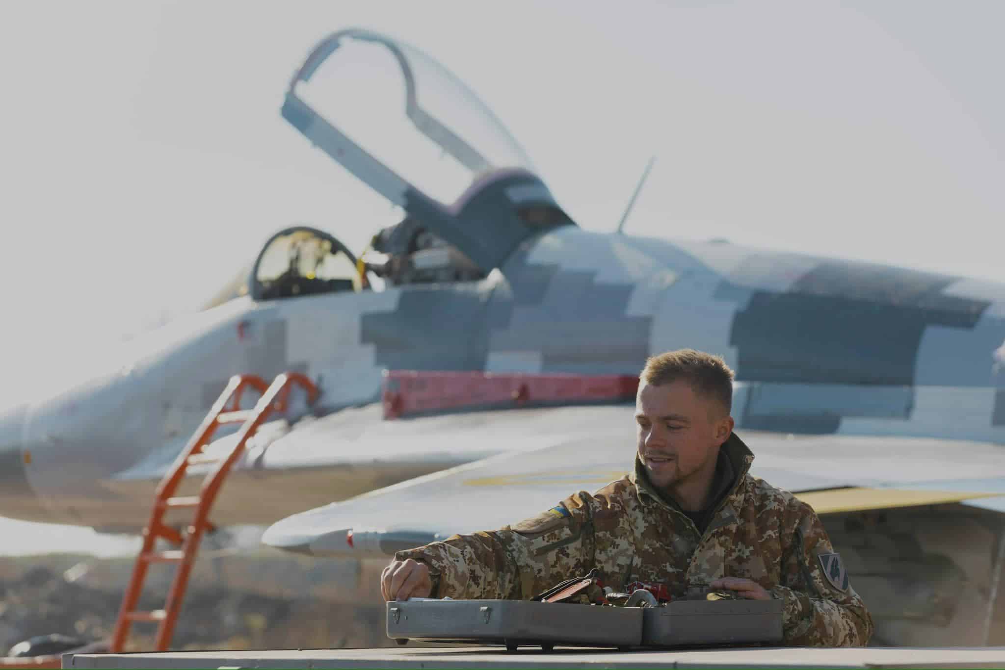 “Військова служба – це велика честь”: як Ростислав Цюрак готує літаки до бою (ФОТО)