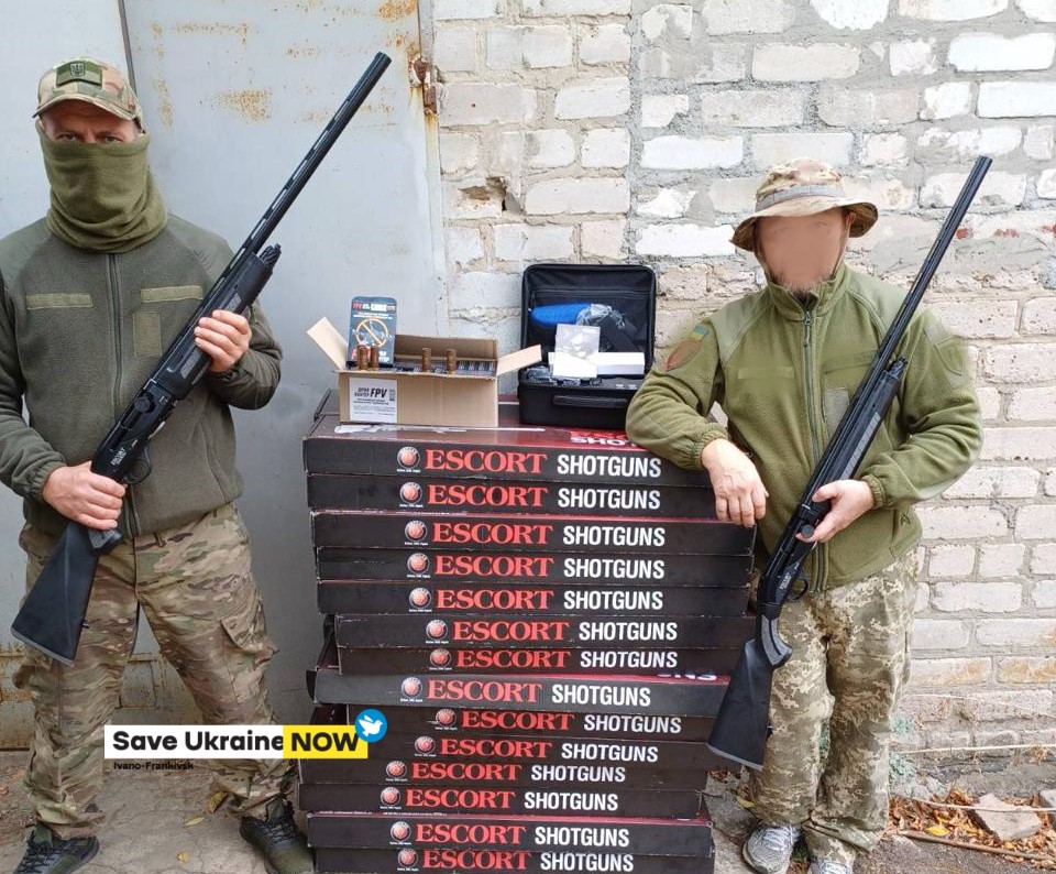 Волонтери передали прикарпатським воїнам рушниці та 6000 антидронових набоїв (ФОТО)
