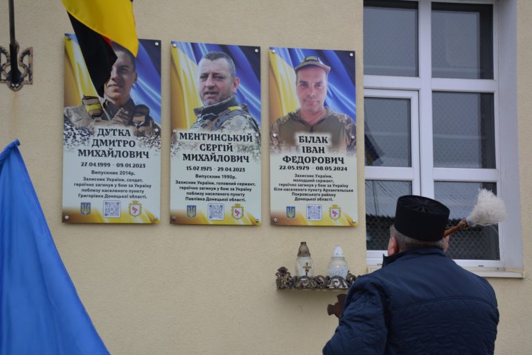 У Надвірнянській громаді відкрили пам’ятну дошку полеглому захиснику Івану Білаку (ФОТО)