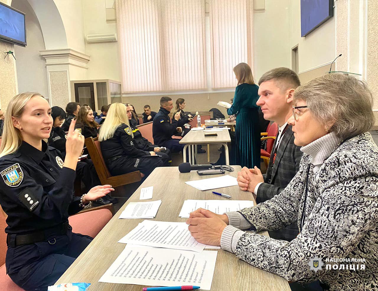 Прикарпатські поліціянти й рятувальники освоїли жестову мову (ФОТО)