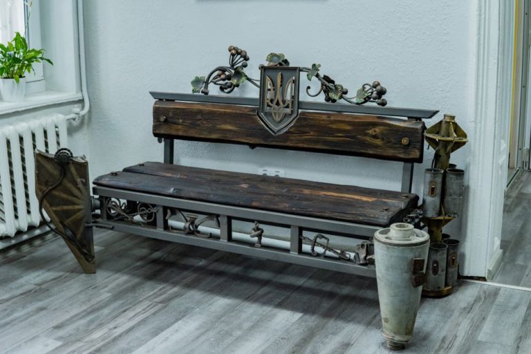 Франківському “Дому воїна” подарували патріотичну лавку з артефактів війни (ФОТО)