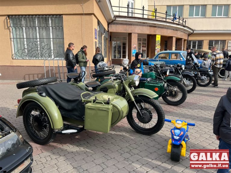 На автовиставці під Ратушею зібрали понад 17 тисяч на підтримку “Франко-Ґражда” та військових (ФОТО)