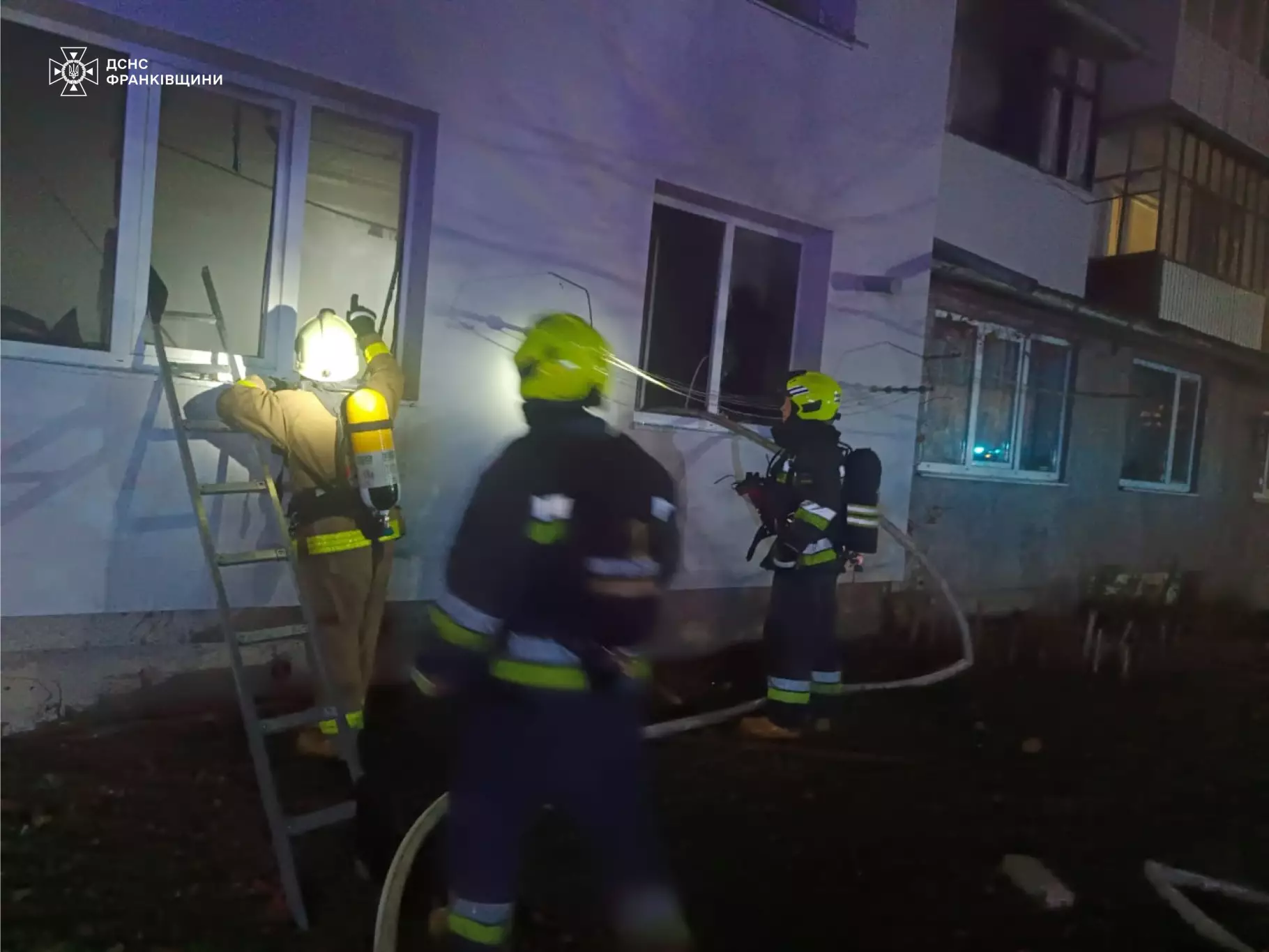 У Франківську трапилася пожежа у п’ятиповерхівці (ФОТО З МІСЦЯ)
