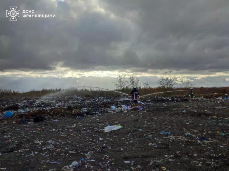 На Калущині три години гасили пожежу на сміттєзвалищі (ФОТО)