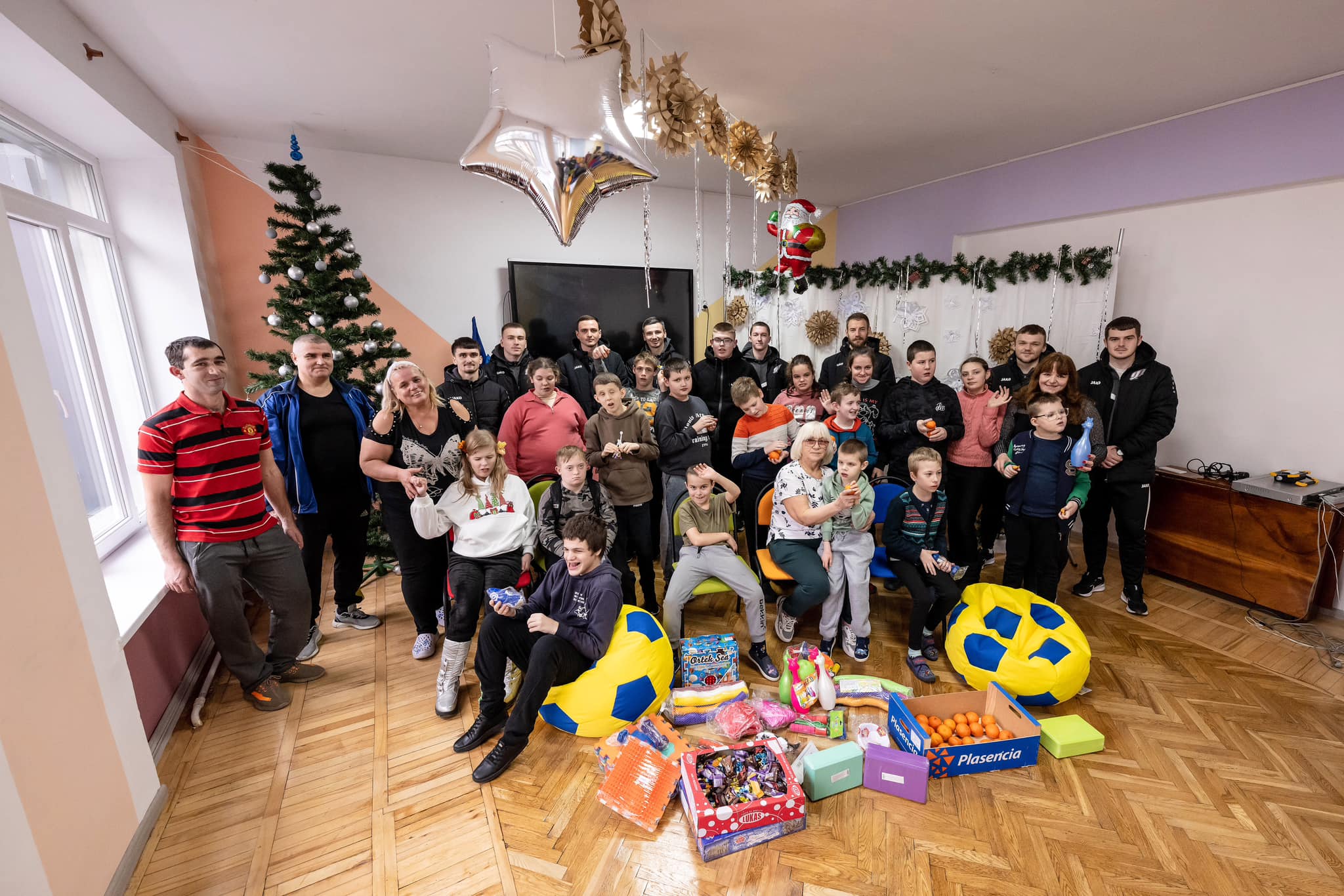 Гравці Франківського клубу «Ураган» відвідали дітей в навчально-реабілітаційному центрі (ФОТО)
