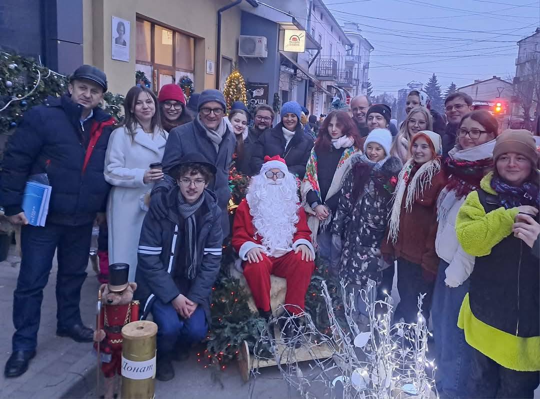 На благодійному ярмарку в Калуші зібрали 194 тисячі гривень для військових (ФОТО)