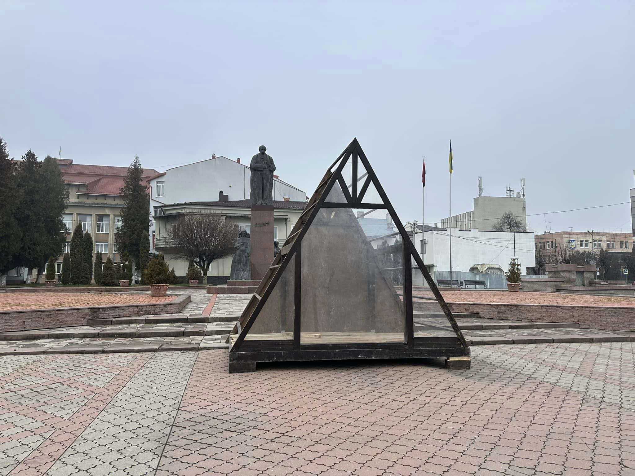 У Надвірній готуються до свята Миколая: вже встановили вертеп (ФОТО)