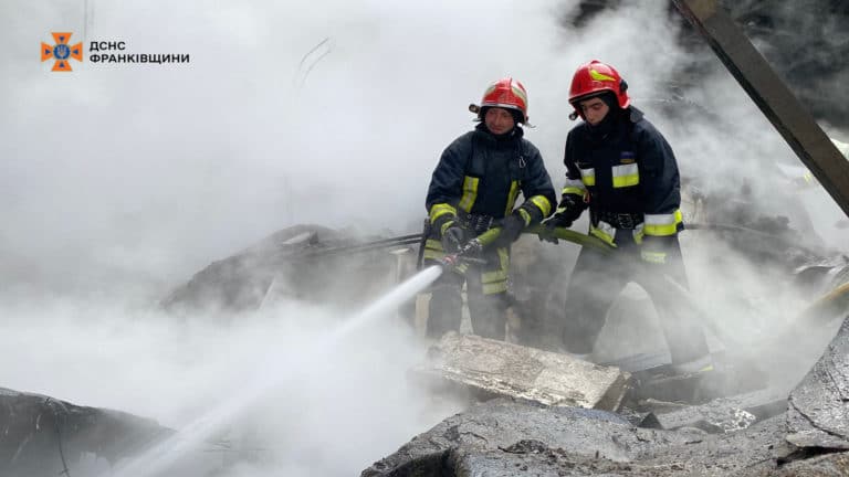 Прикарпатські рятувальники показали наслідки ранкового російського обстрілу (ФОТО)