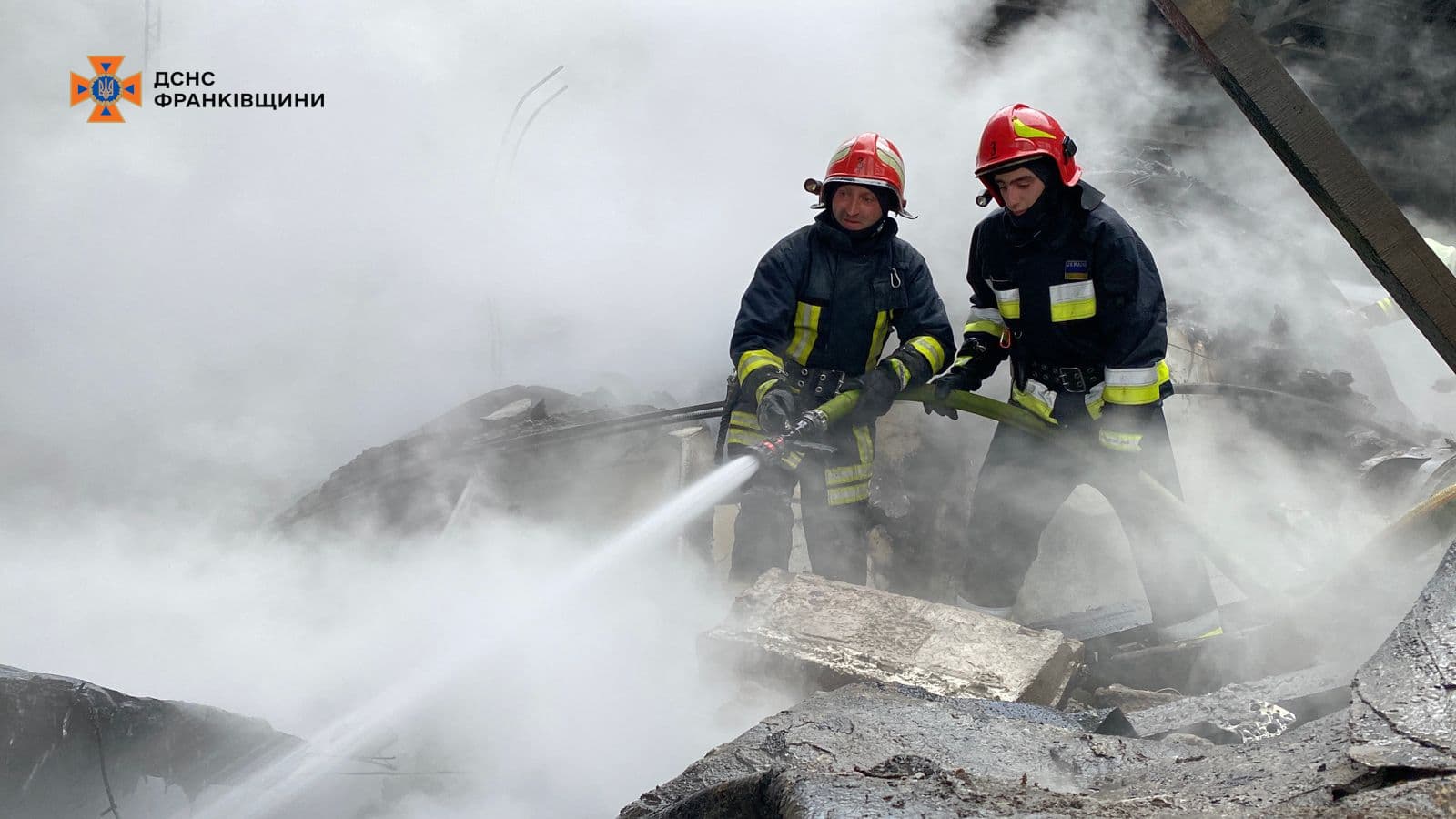 Прикарпатські рятувальники показали наслідки ранкового російського обстрілу (ФОТО)