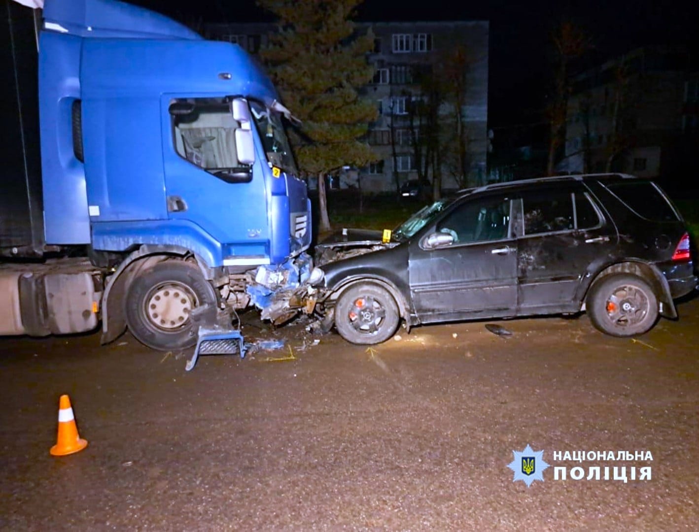 Зіткнувся з припаркованою вантажівкою: у Долині трапилась смертельна ДТП (ФОТО)