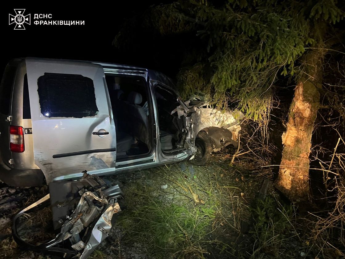 На Коломийщині автівка в’їхала у дерево (ФОТО З МІСЦЯ)