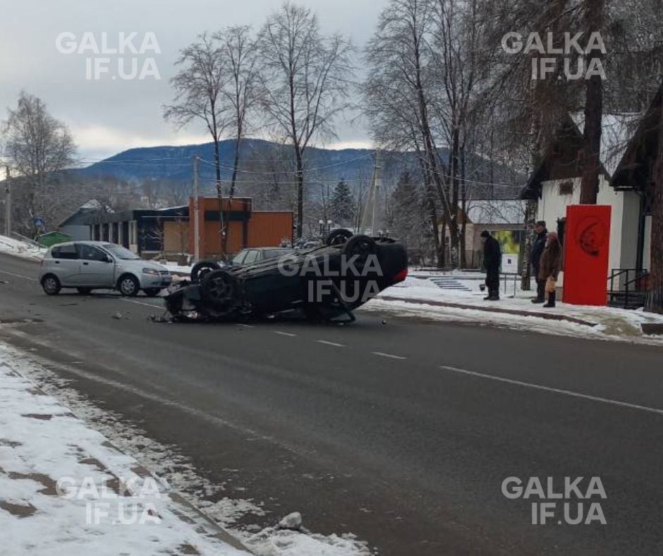 У Вигоді автівка після зіткнення перекинулася на дах (ФОТО З МІСЦЯ)