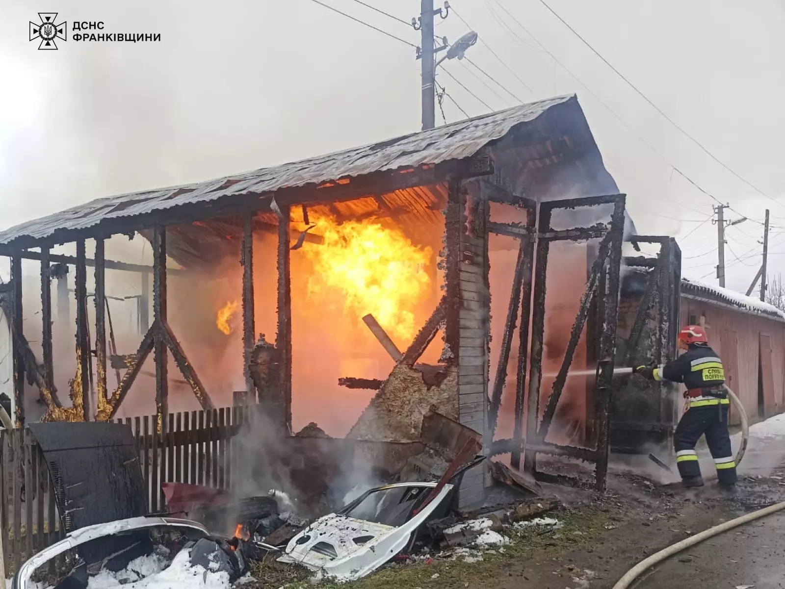 У Верховині в гаражі горіло авто (ФОТО)