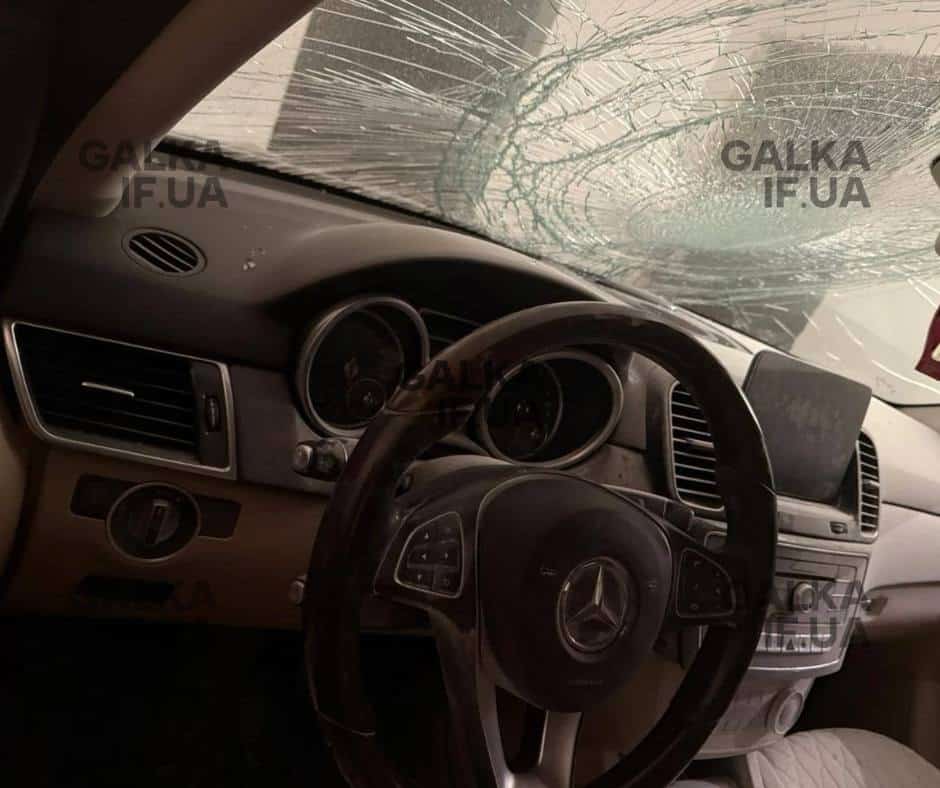 Під Франківськом на заправці невідомі побили чоловіка та його автомобіль (ФОТО)