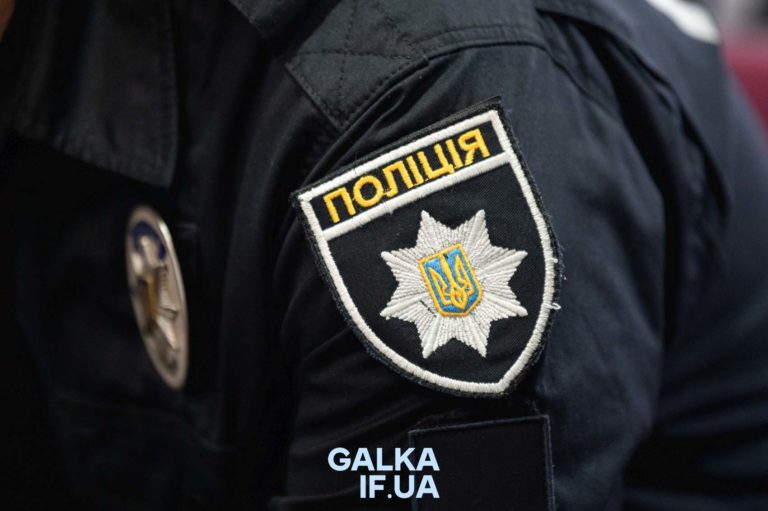 У центрі Франківська чоловік вдарив поліціянта