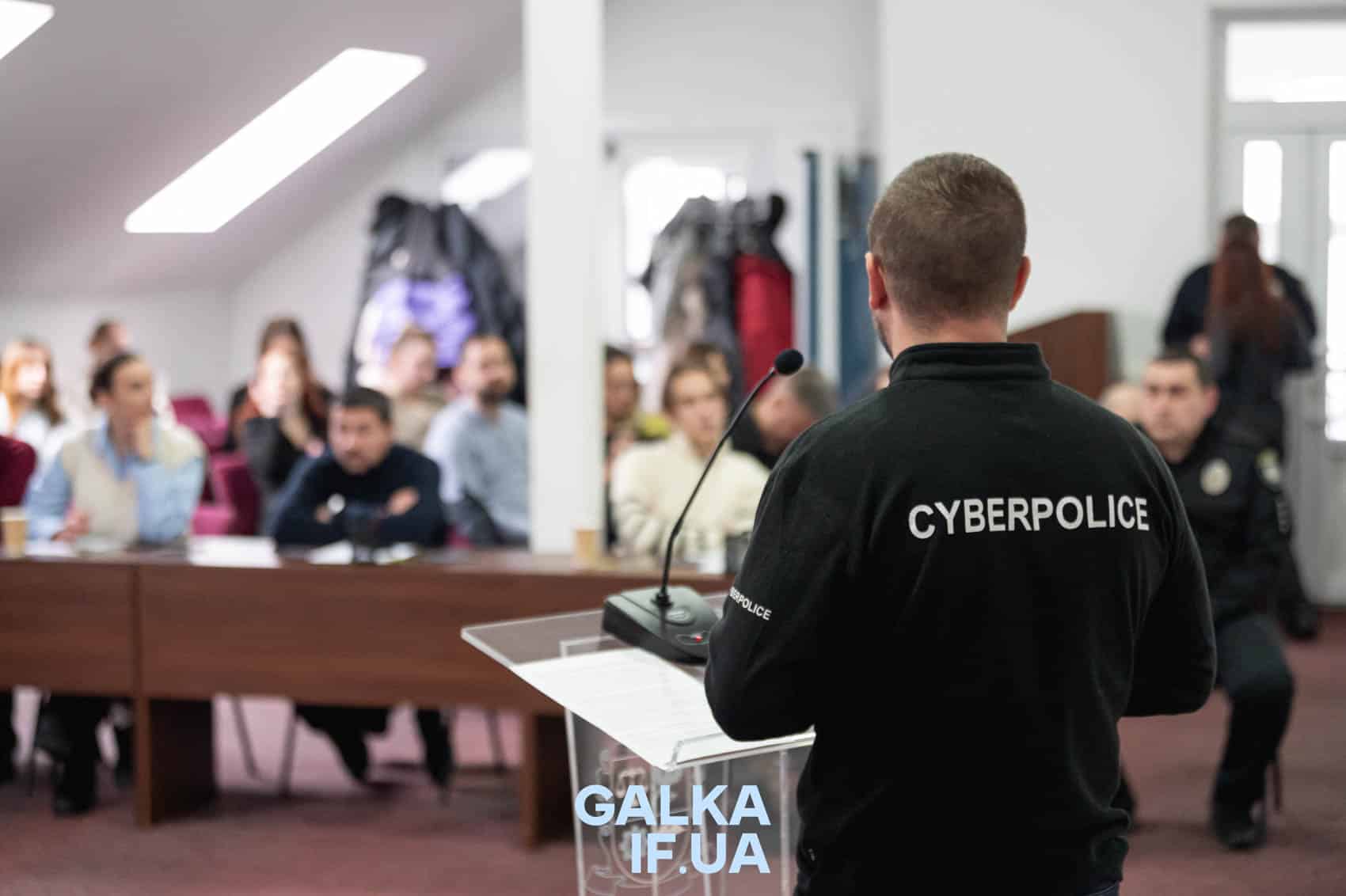 Як уникнути обману шахраїв: у Франківську провели тренінг з кібербезпеки та протидії шахрайствам (ФОТО)
