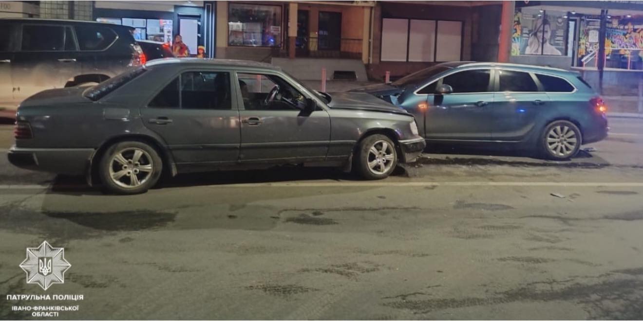 У Франківську п’яний водій автомобіля Mercedes-Benz без документів спричинив ДТП (ФОТО)