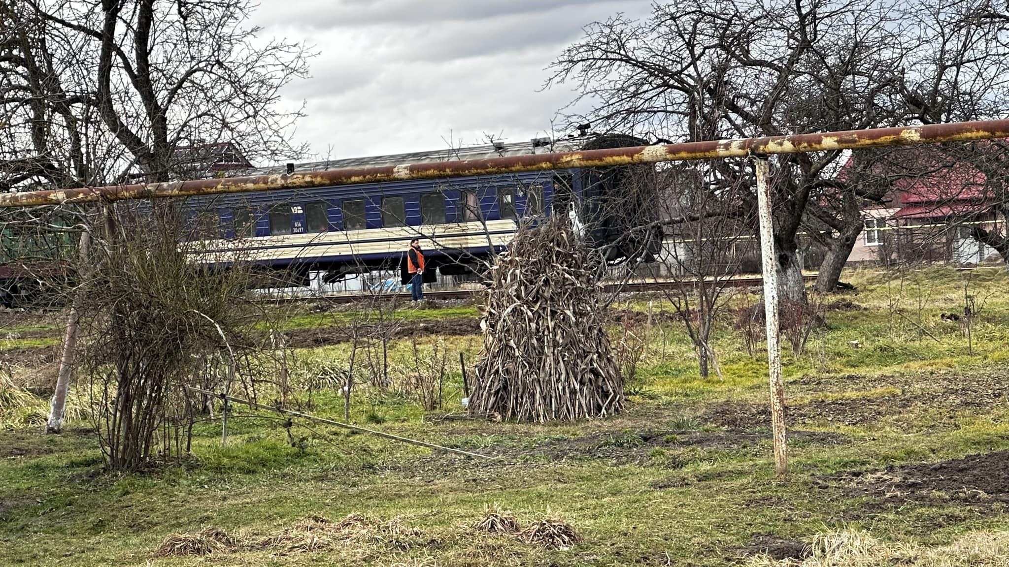 У Калуській громаді поїзд збив чоловіка (ФОТО З МІСЦЯ)