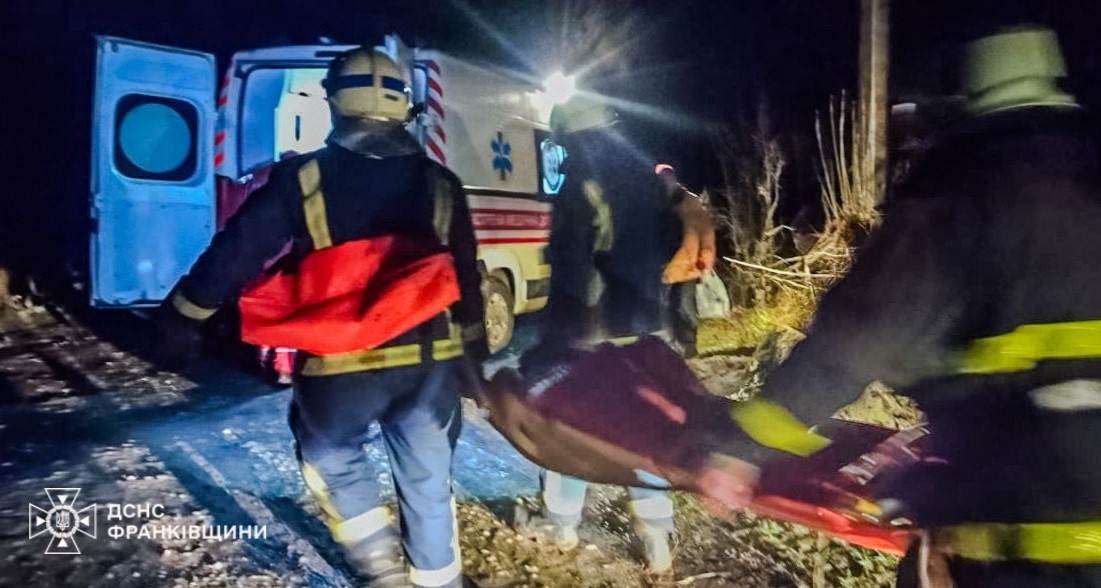 На Рогатинщині “швидка” не доїхала до пацієнта через поганий стан доріг (ФОТО)