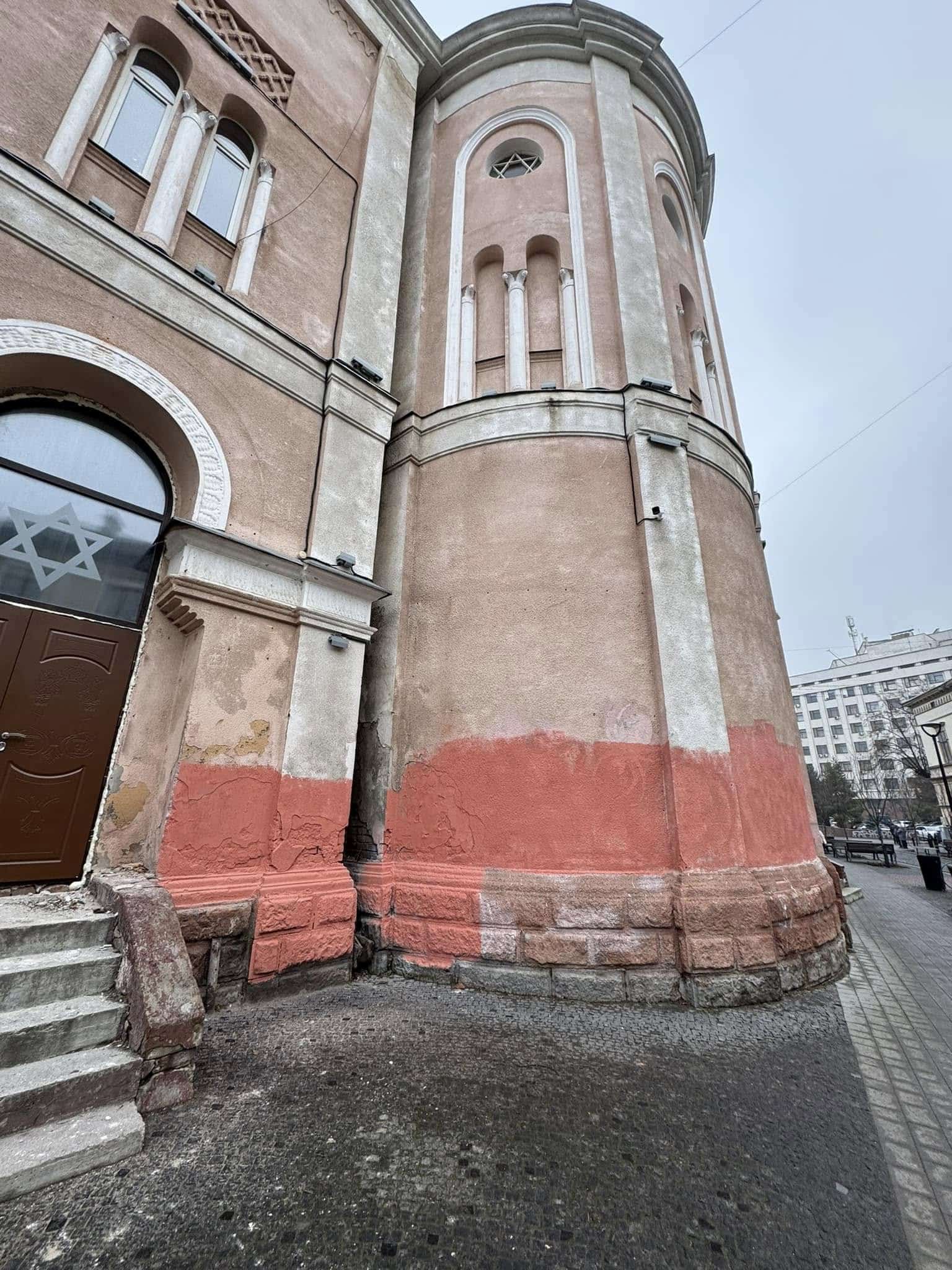 Синагога стала “двоколірною” та з новими дверима: що відомо (ФОТО)