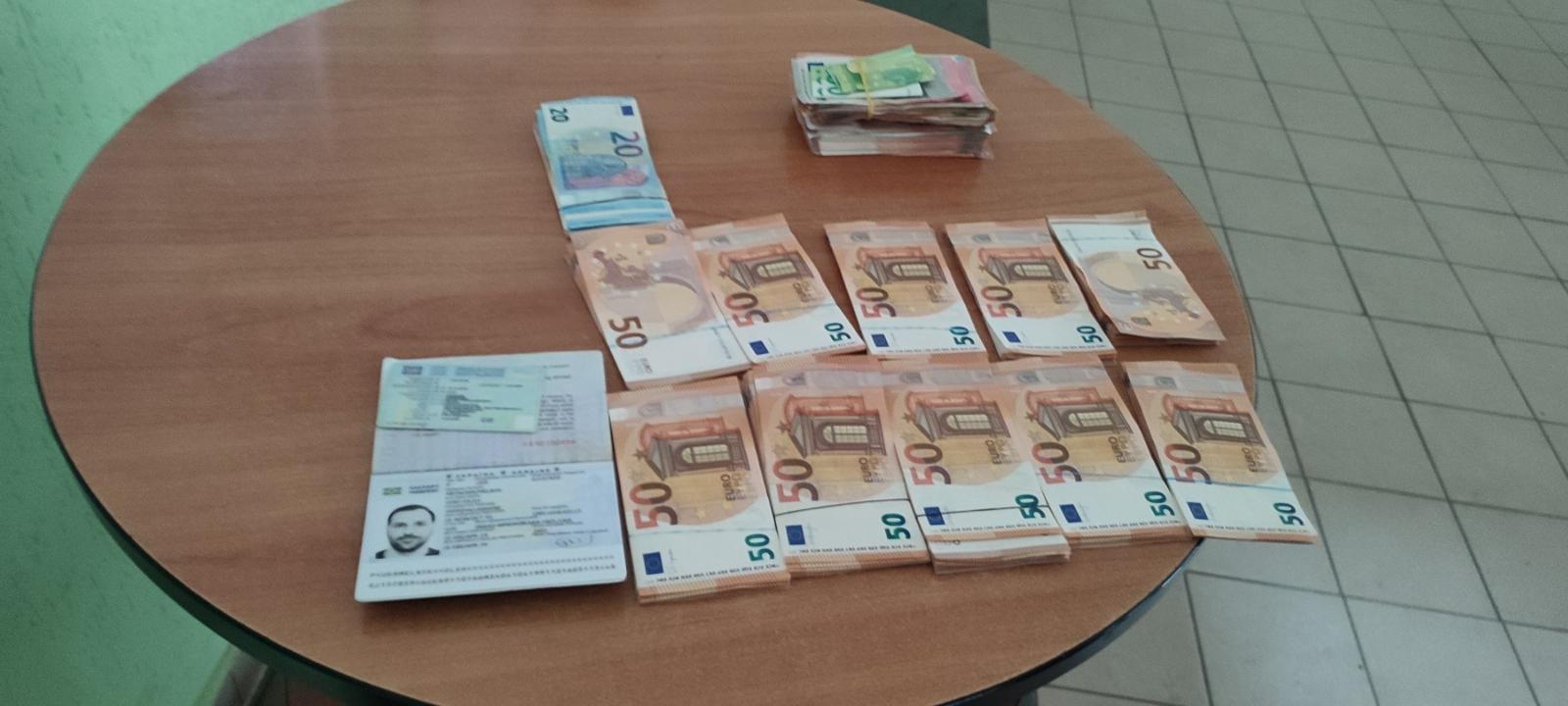 Понад 30 тисяч євро незадекларованої валюти виявили на кордоні у двох прикарпатських водіїв