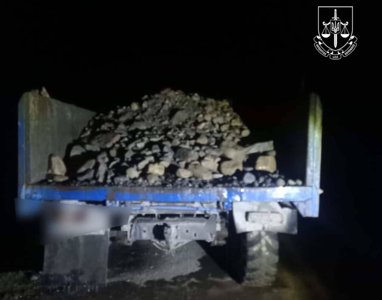 На Прикарпатті судитимуть чоловіка, який незаконно видобував з річки корисні копалини